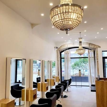 Salon sous les lustres